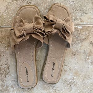 Pierre Dumas Women's Beige Bow Sandals
